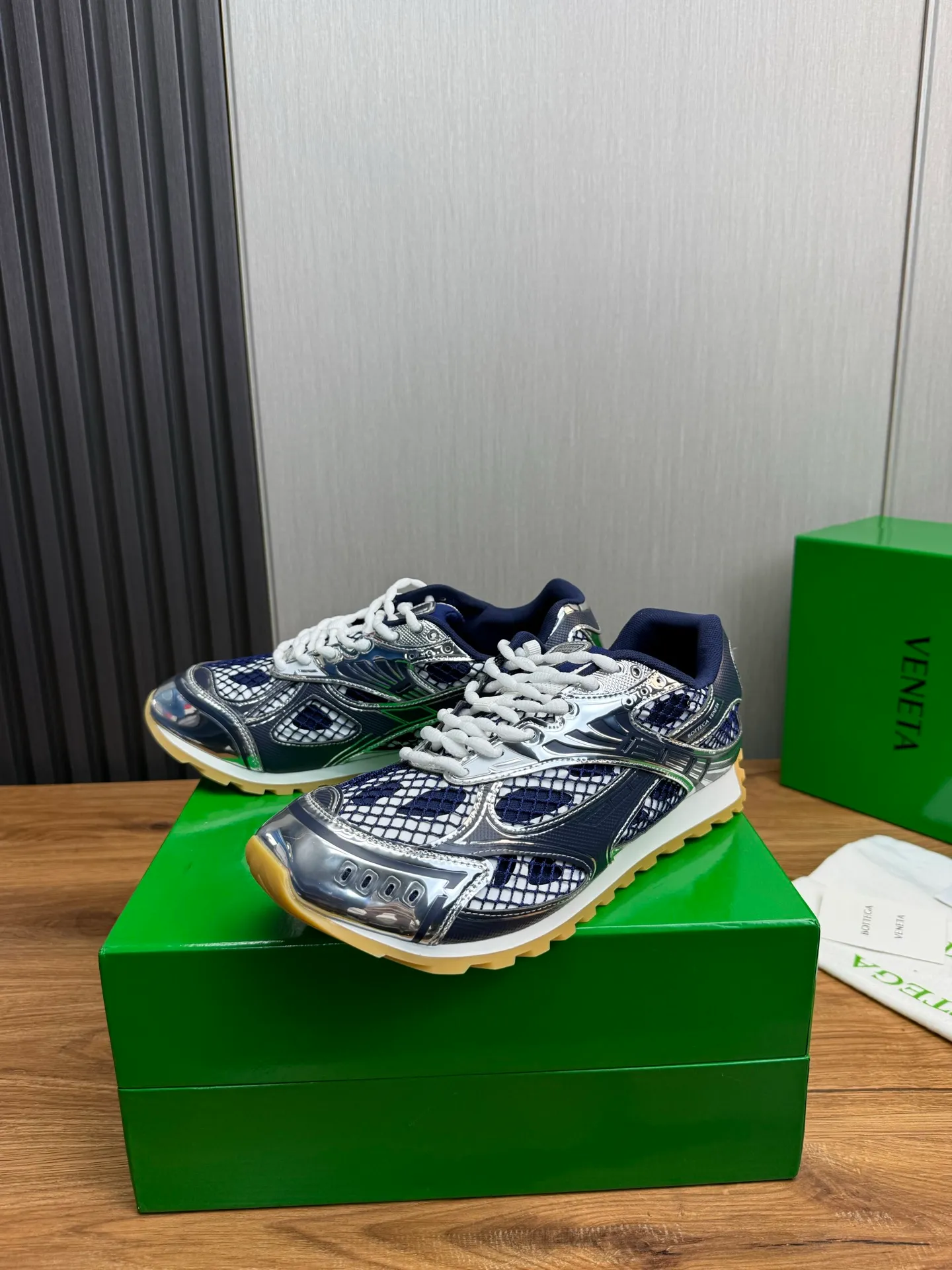 Men's men's shoes 💰620💰 BV top version 𝘽𝙊𝙏𝙏𝙀𝙂𝘼 𝙑𝙀𝙉𝙀𝙏𝘼 Orbit sneakers Wang Yibo same style couple style dad shoes 🩷💚 Runner sneakers, made of lightweight technical mesh fabric. Features a geometric patterned rubber outsole. Pay attention to the package craftsmanship ❕ High version shipping ❗️ Very nice, durable to play with and durable to make ✔️ Standard version 💯💯 The outsole is made of color-blocked TPU outsole. Women’s model 35-41 (40 41 customized) Men’s model 39-46 (45.46 customized) Equipped with original packaging